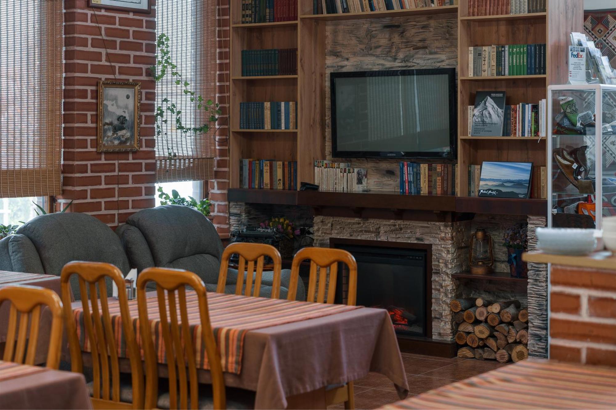 Alpinist Hotel Bishkek Bagian luar foto