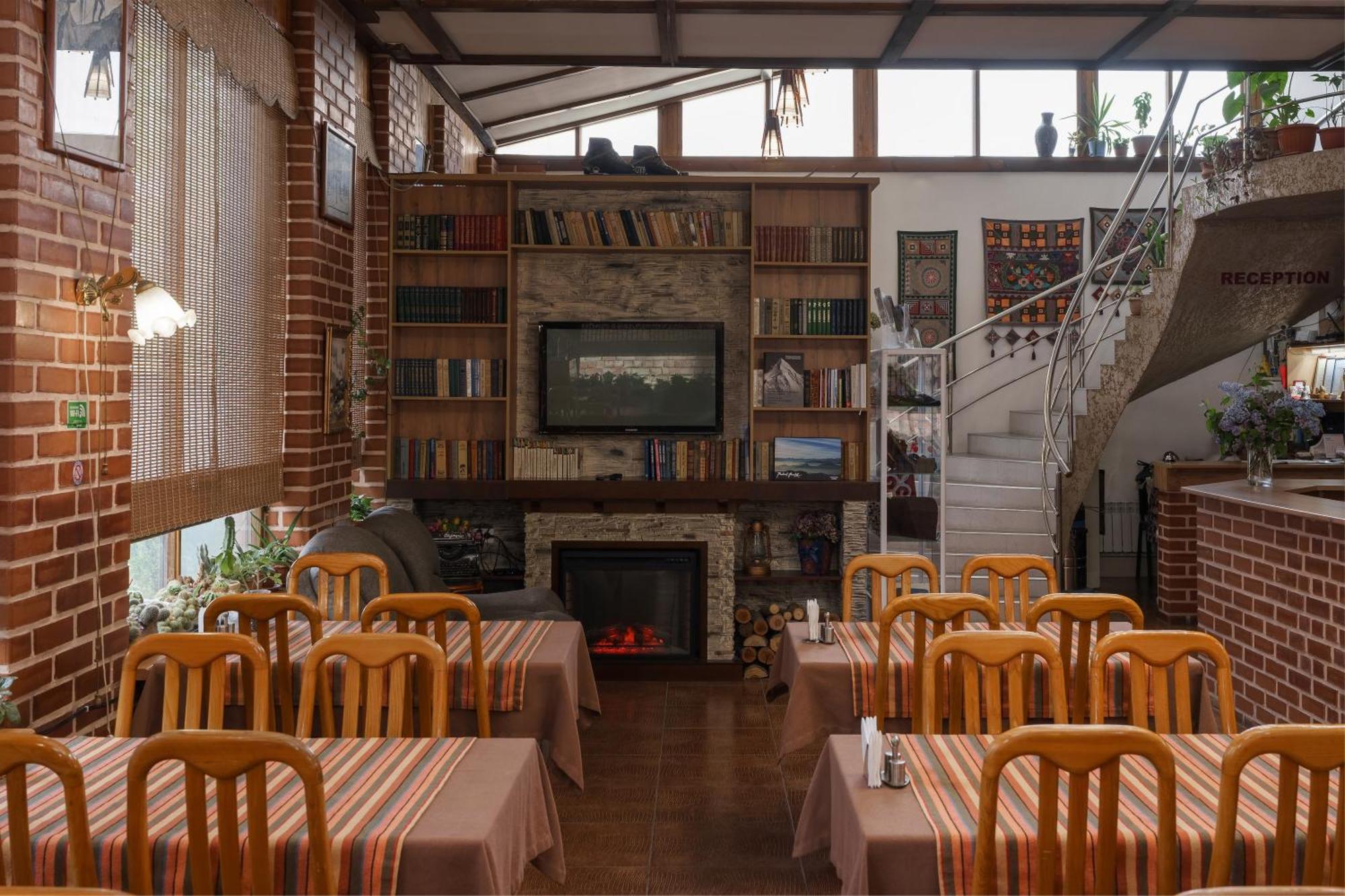 Alpinist Hotel Bishkek Bagian luar foto