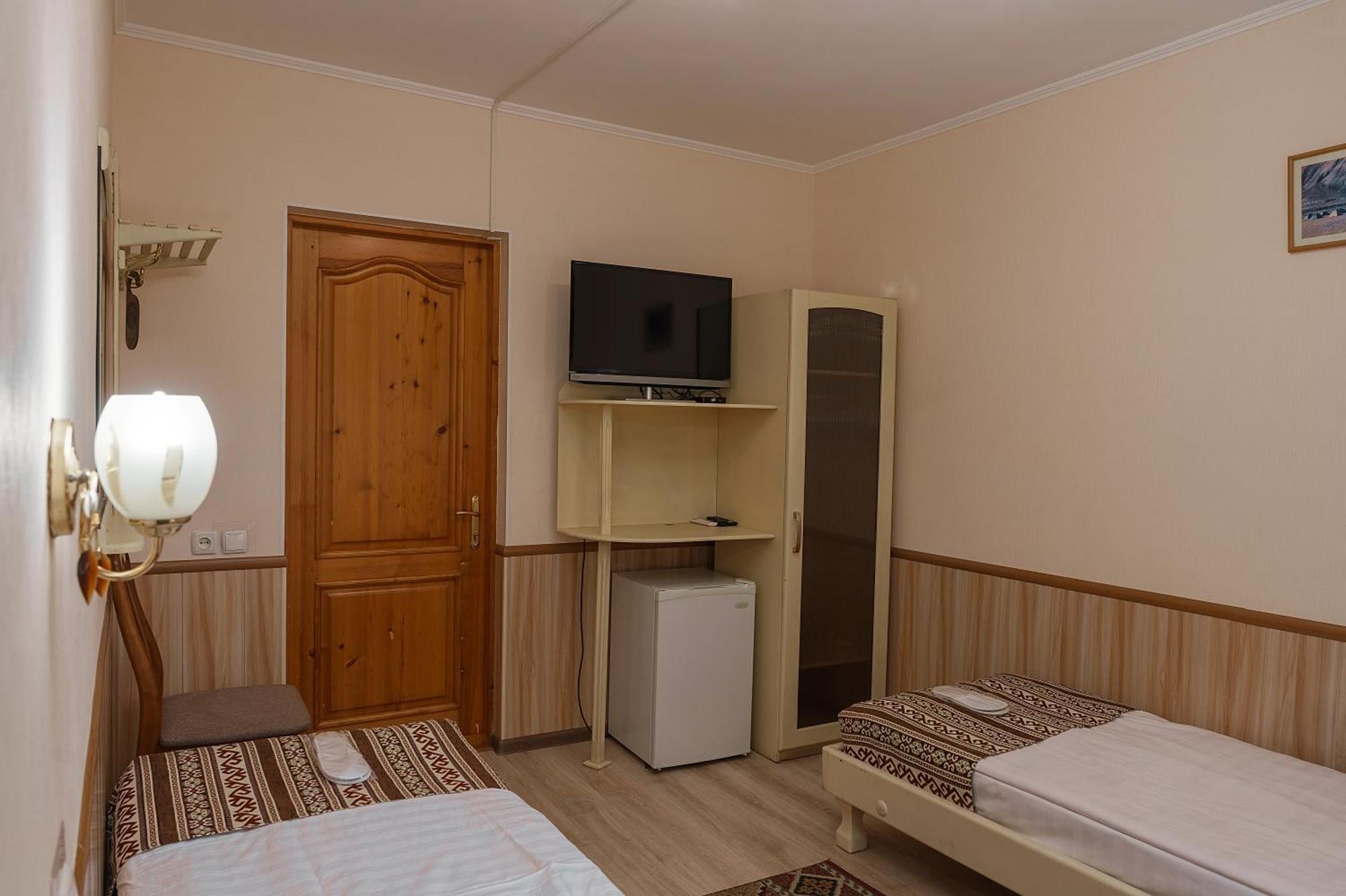 Alpinist Hotel Bishkek Bagian luar foto