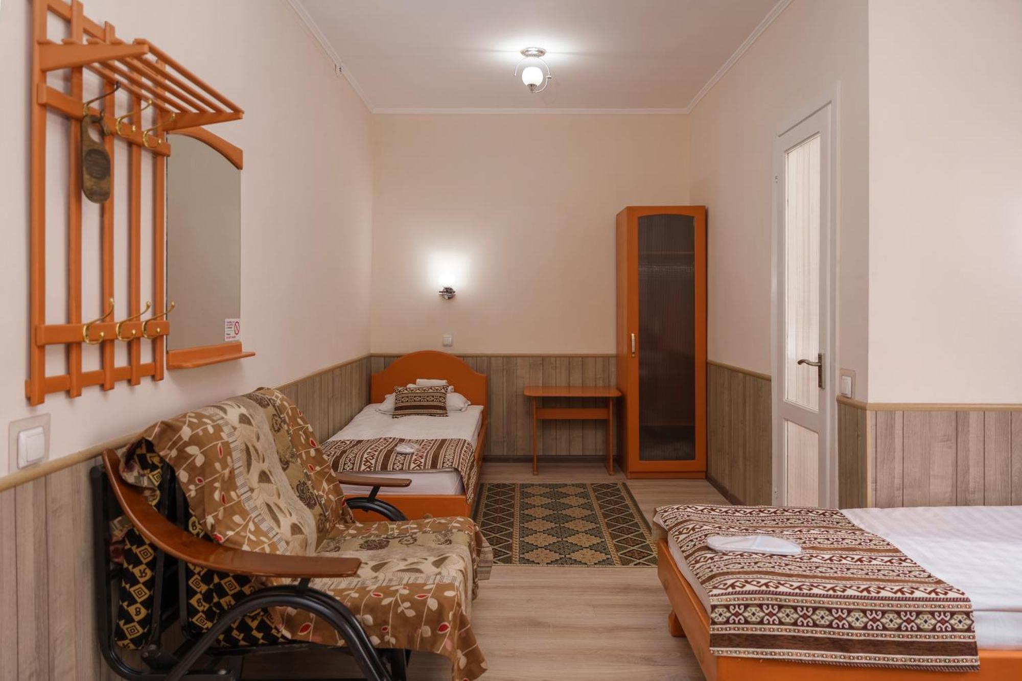 Alpinist Hotel Bishkek Bagian luar foto