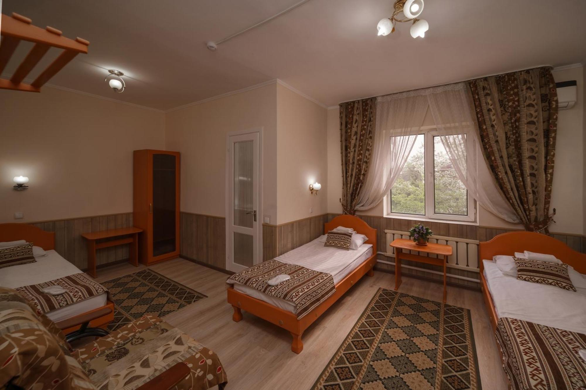 Alpinist Hotel Bishkek Bagian luar foto