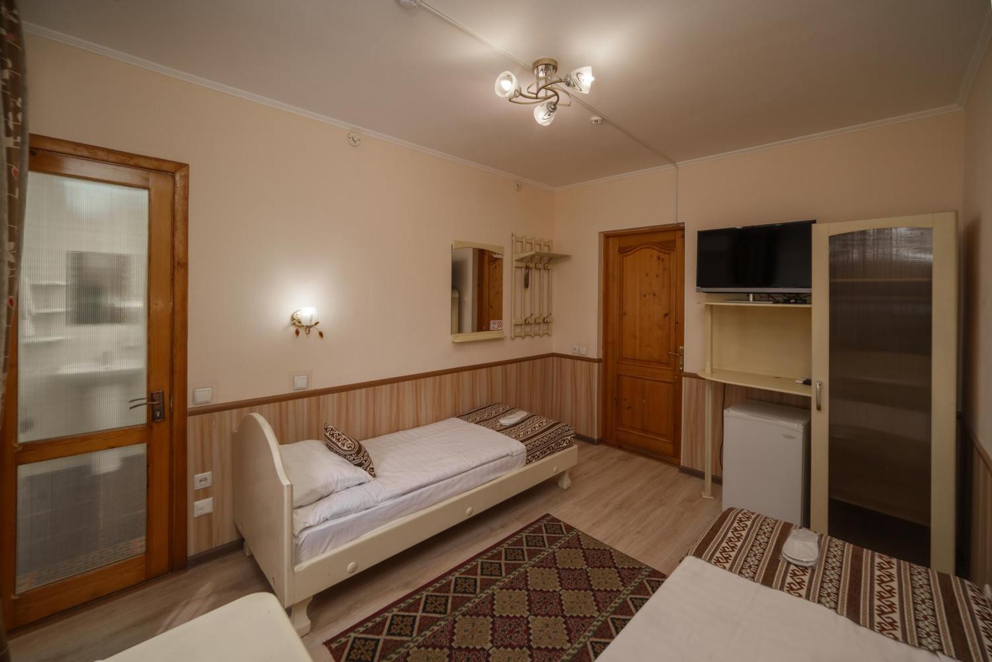 Alpinist Hotel Bishkek Bagian luar foto