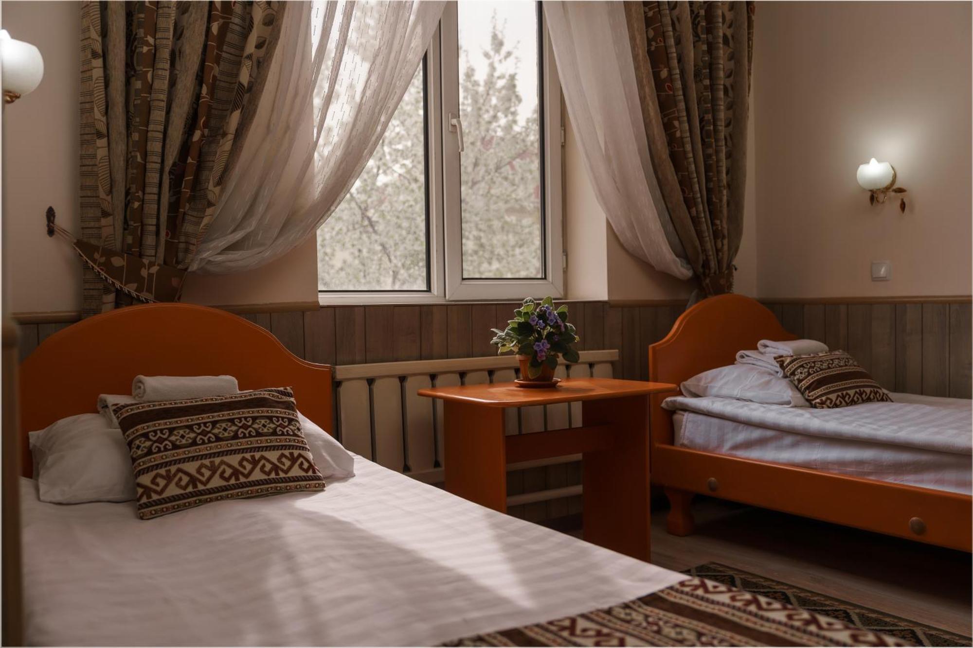 Alpinist Hotel Bishkek Bagian luar foto
