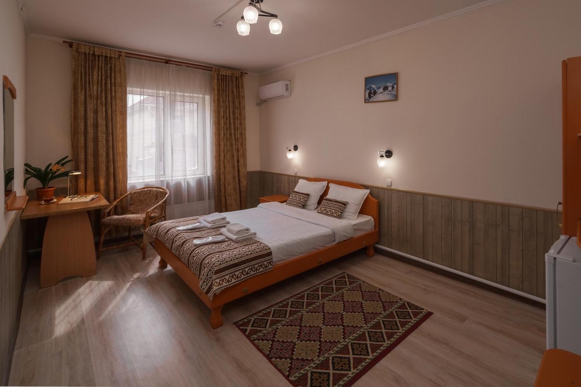 Alpinist Hotel Bishkek Bagian luar foto