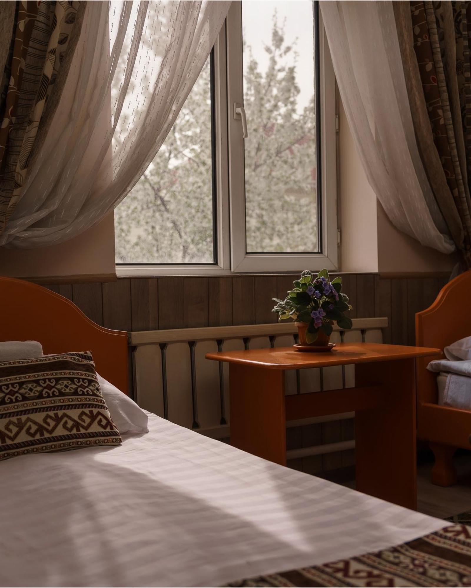 Alpinist Hotel Bishkek Bagian luar foto